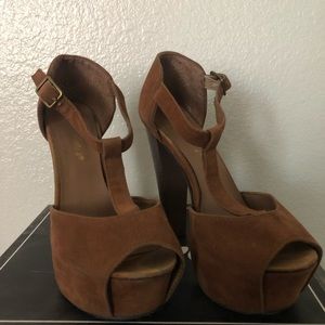 Brown suede heel platforms 🍃